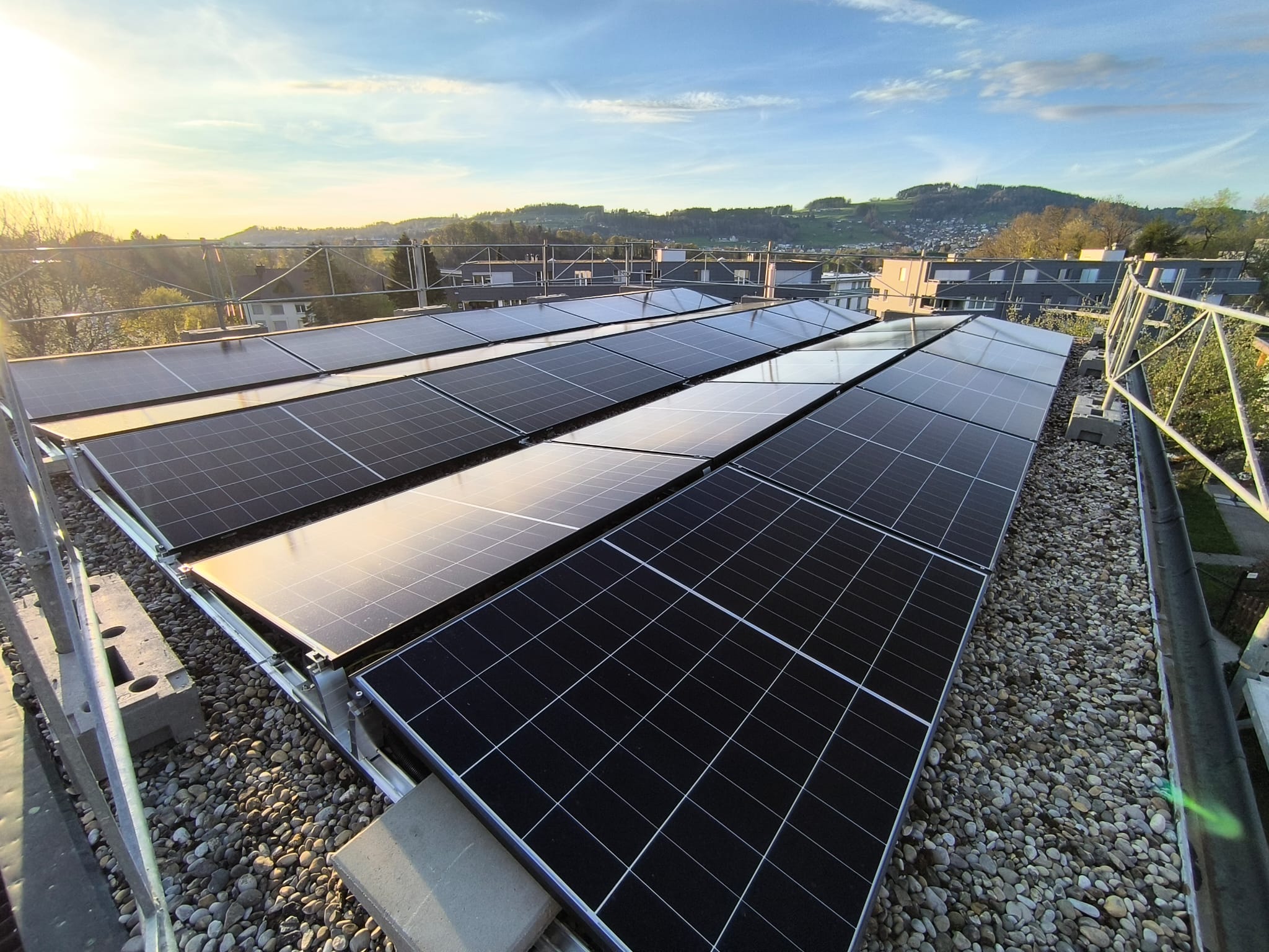 Fertig montierte Photovoltaik-Komplettanlage auf einem Flachdach